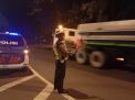 Satlantas Polres Tanjung Perak Lakukan Pengaturan di Malam Hari