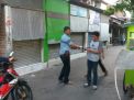 Polsek Asemrowo Bagi-bagi Brosur Nobar di Depan Mako