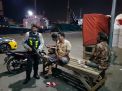 Pantau Keamanan Pelabuhan Kalimas, Satsabhara Polres Tanjung Perak Lakukan Patroli Malam