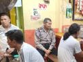 Babinkamtibmas Sidotopo Sosialisasi SPKT Door To Door Kepada Pengunjung Warung Giras