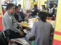 Babinkamtibmas Polsek Semampir Sampaikan Pesan Waspada Curanmor Ke Pengunjung Warkop