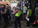 Polres Tanjung Perak Bubarkan Pengunjung Warkop di Jalan Demak
