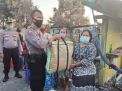 Kapolsek Krembangan Kawal Penyerahan Bantuan Dari Bonek Kepada Warga Korban Kebakaran Rumah