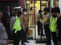 Polsek Asemrowo Cegah Penyelundupan Barang Terlarang Dengan Melakukan Pengecekan Tahanan