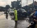 Unit Lantas Polsek Asemrowo Lakukan Pengaturan Sore Ditengah Hujan Deras