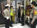Antisipasi Barang Terlarang, Polsek Asemrowo Cek Ruang Tahanan