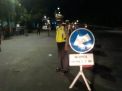 Panit Lantas Polsek Asemrowo Pimpin Penyekatan di Pospam Lebaran Jalan Dupak Rukun