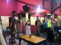Polsek Krembangan Lakukan Operasi Penertiban Masker di Warkop
