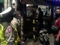 Polsek Asemrowo Bersama Linmas Laksanakan Operasi Jam Malam, Sisir Warung-Warung
