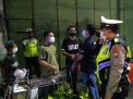 Polsek Krembangan Gelar Operasi Jam Malam Sekaligus Berikan Sembako Kepada Pemilik Warung