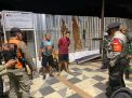 Personil Polsek Pabean Cantikan Beri Sanksi Sosial 4 Orang Yang Tidak Bermasker Dalam Operasi Malam Hari