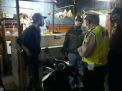 Polsek Asemrowo Gelar Operasi Jam Malam, Sasar Warung-Warung Bareng Personil Instansi Samping