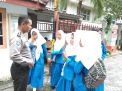 Babinkamtibmas Takal Kedinding Sampaikan Pesan Tertib Berlalu Lintas