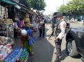 Satsabhara Polres Tanjung Perak Patroli Bareng Sekuriti Pelindo di Pasar Ujung