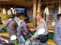 Babinkamtibmas Perak Timur Sampaikan Waspada Curanmor Ke Pengunjung Warung