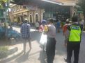 Personil Polsek Krembangan Bagikan Nasi Bungkus Untuk Berbuka