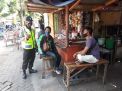 Babinkamtibmas Pegirian Sampaikan Himbauan Pakai Masker Ke Pengunjung Warung
