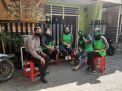 Babinkamtibmas Krembangan Utara Sampaikan Himbauan Protokol Kesehatan ke Ibu-Ibu Warga Muteran
