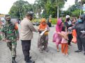 Babinkamtibmas Ujung Dampingi Camat Semampir Bagikan Masker Gratis
