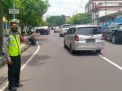 Unit Lantas Polsek Pabean Cantikan Lakukan Pengaturan Sore Bantu Kepulangan Karyawan Toko