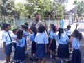 Babinkamtibmas Perak Barat Narsis Bareng Murid SDK Santo Mikael