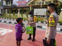 Kapolres Tanjung Perak Berikan Masker & Paket Susu Untuk Bocah Penjual Jajanan Keliling