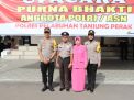 Kapolres Tanjung Perak Pimpin Upacara Purna Tugas Anggota Pensiun