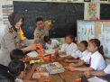 Wakapolres Tanjung Perak Bagi-bagi Cokelat Dalam Program Rabu Narsis