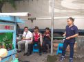Babinkamtibmas Bongkaran Sosialisasi Program SPKT Door To Door Ke Pengunjung Warung