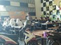 Babinkamtibmas Dupak Sosialisasikan SPKT Door To Door Ke Pengunjung Warung Giras