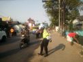 Satlantas Polres Tanjung Perak Bantu Kepulangan Pekerja Lewat Pengaturan Sore