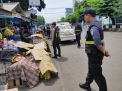 Satsabhara Polres Tanjung Perak Gelar Patroli Bareng Sekuriti Pelindo di Pasar Ujung