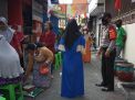 Babinkamtibmas Bongkaran Kawal Pengambilan Bantuan Sembako Untuk Warga Pengampon