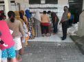 Babinkamtibmas Krembangan Utara Kawal Pengambilan Bantuan Sembako