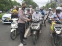 Unit Lantas & Unit Sabhara Polsek Krembangan Bagikan Masker Gratis Ke Pengguna Jalan