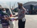 Satlantas Polres Tanjung Perak Bagikan Bantuan Sembako & Masker Sebagai Bentuk Peduli Ditengah Pandemi Covid-19