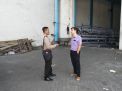 Polsek Asemrowo Sambang Pergudangan Tambak Langon, Titip Pesan Keamanan