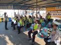 Satlantas Polres Tanjung Perak Bagikan Masker Gratis Untuk Penumpang Kapal di Dermaga Ujung