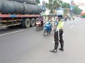 Satlantas Polres Tanjung Perak Atur Lalu Lintas Sore di Jalan Jakarta