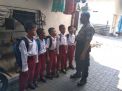 Panit Binmas Polsek Semampir Sampaikan Pesan Jaga Kerukunan Ke Murid-Murid SD