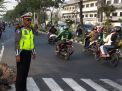 Unit Lantas Polsek Krembangan Lakukan Pengaturan Lalu Lintas Sore Cegah Kemacetan