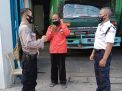 Babinkamtibmas Polsek Asemrowo Bagikan Masker Gratis Ke Komplek Pergudangan