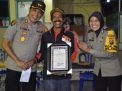 Kapolres Tanjung Perak Beri Penghargaan Pada Warga Yang Berhasil Gagalkan Curanmor