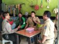 Polsek Asemrowo Sampaikan Pesan Tertib Berlalu Lintas ke Driver Ojek Online
