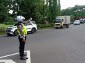 Satlantas Polres Tanjung Perak Lakukan Pengaturan Sore Beri Pelayanan Masyarakat