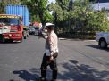 Satlantas Polres Tanjung Perak Bantu Kepulangan Pekerja Lewat Pengaturan Sore