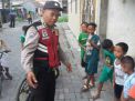 Babinkamtibmas Polsek Asemrowo Naseti Anak-anak Agar Berhati-hati Bermain di Jalan