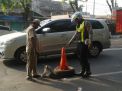 Hindari Kecelakaan, Satlantas Polres Tanjung Perak Tutup Lubang Ditengah Jalan