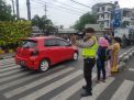 Polsek Semampir Lakukan Pengaturan Lalu Lintas Sore di Jalan Karang Tembok