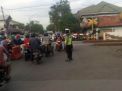 Bantu Pekerja Pulang, Polsek Asemrowo Atur Lalu Lintas Sore di Tambak Mayor